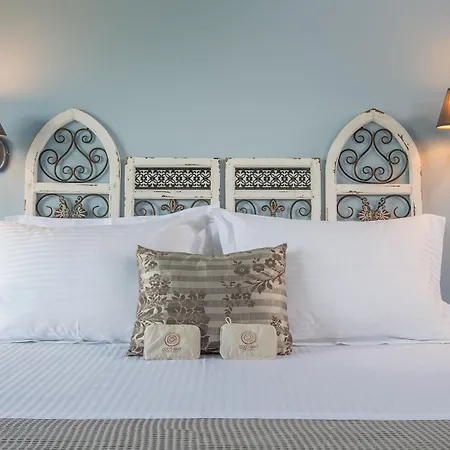 Отель Mirabilia Boutique 3*